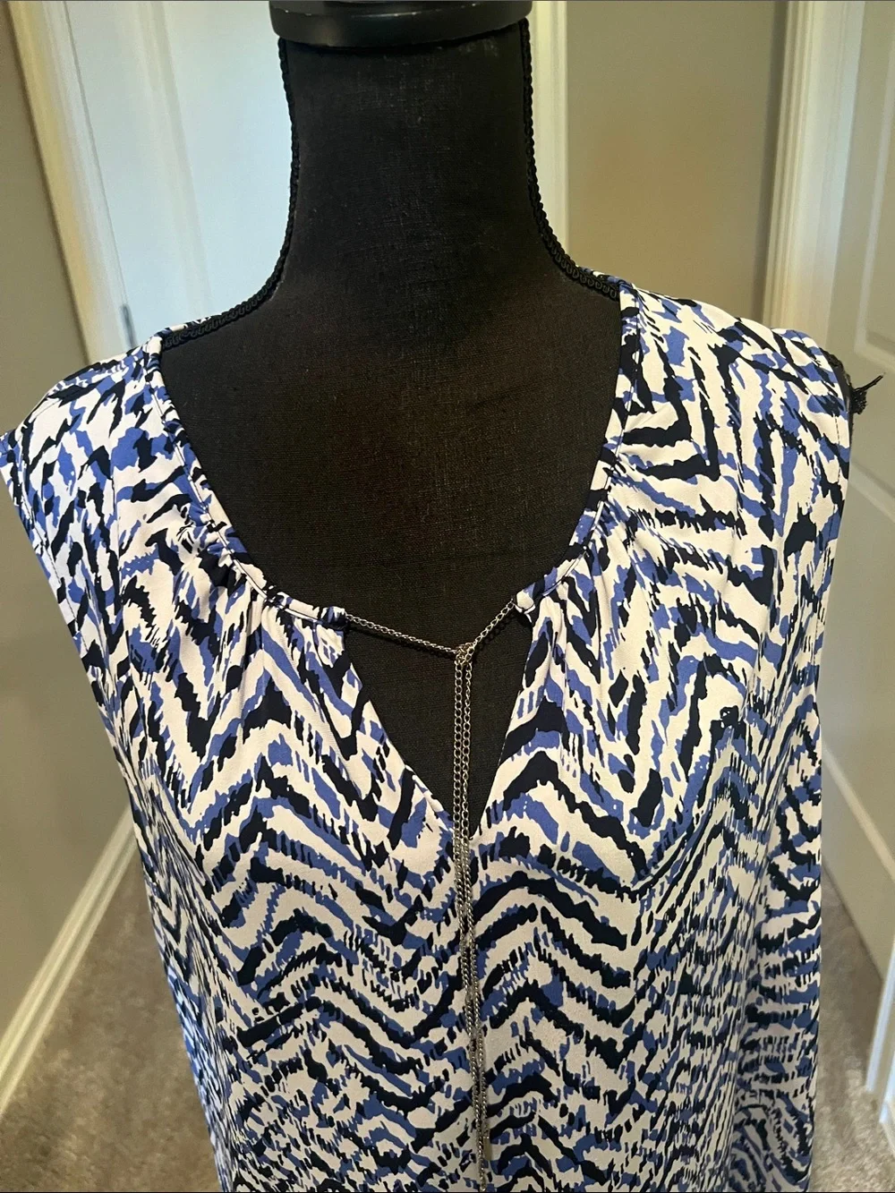 Jones New York Blue & White Abstract Print Sleeveless Top with Zip Detail - Picture 3 of 9